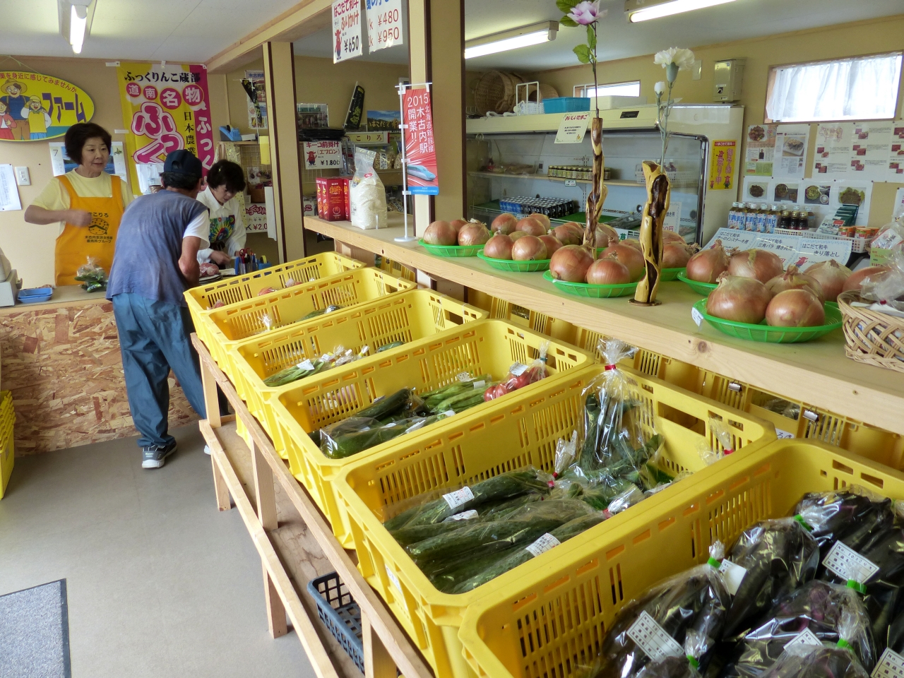 店内には旬の野菜類が数多く並ぶ