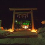 祭りの舞台「佐女川神社」は幻想的に照らし出される